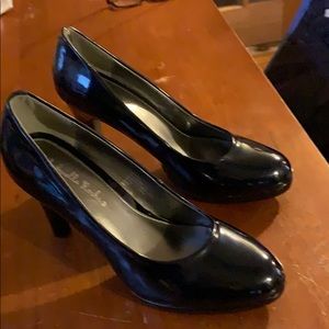 size 8 Gabriella Rocha navy blue heels.